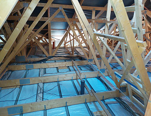 Zateplení stropu patrového domu pomocí foukané izolace